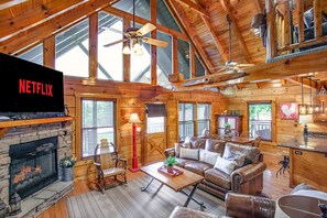 Smart TV, chimenea, libros, estéreo