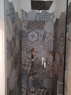 Combinazione doccia/vasca, asciugacapelli, asciugamani, sapone