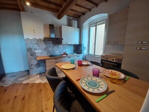 Fridge, oven, stovetop, electric kettle