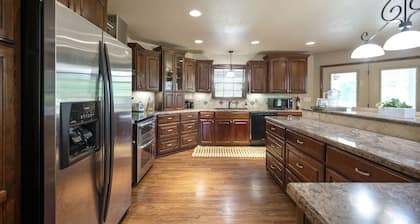 Acres BEST GAME Rm Sleeps 8 - 2 acre- Hot tub, Fire Pit