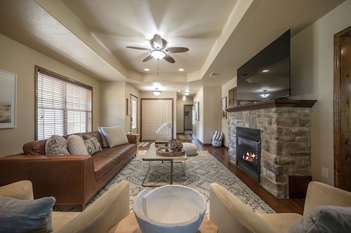 Acres BEST GAME Rm Sleeps 8 - 2 acre- Hot tub, Fire Pit 
