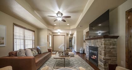 Acres BEST GAME Rm Sleeps 8 - 2 acre- Hot tub, Fire Pit