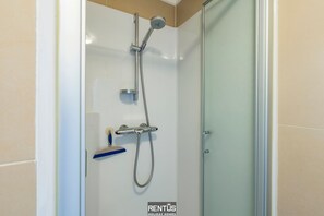 Dusche, Haartrockner, Handtücher