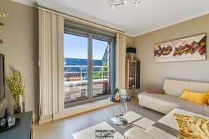 Una televisión, una oficina