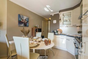 Fridge, microwave, oven, stovetop - Bekehof-apartment in the city centre of Nieuwpoort (Nieuwpoort)
