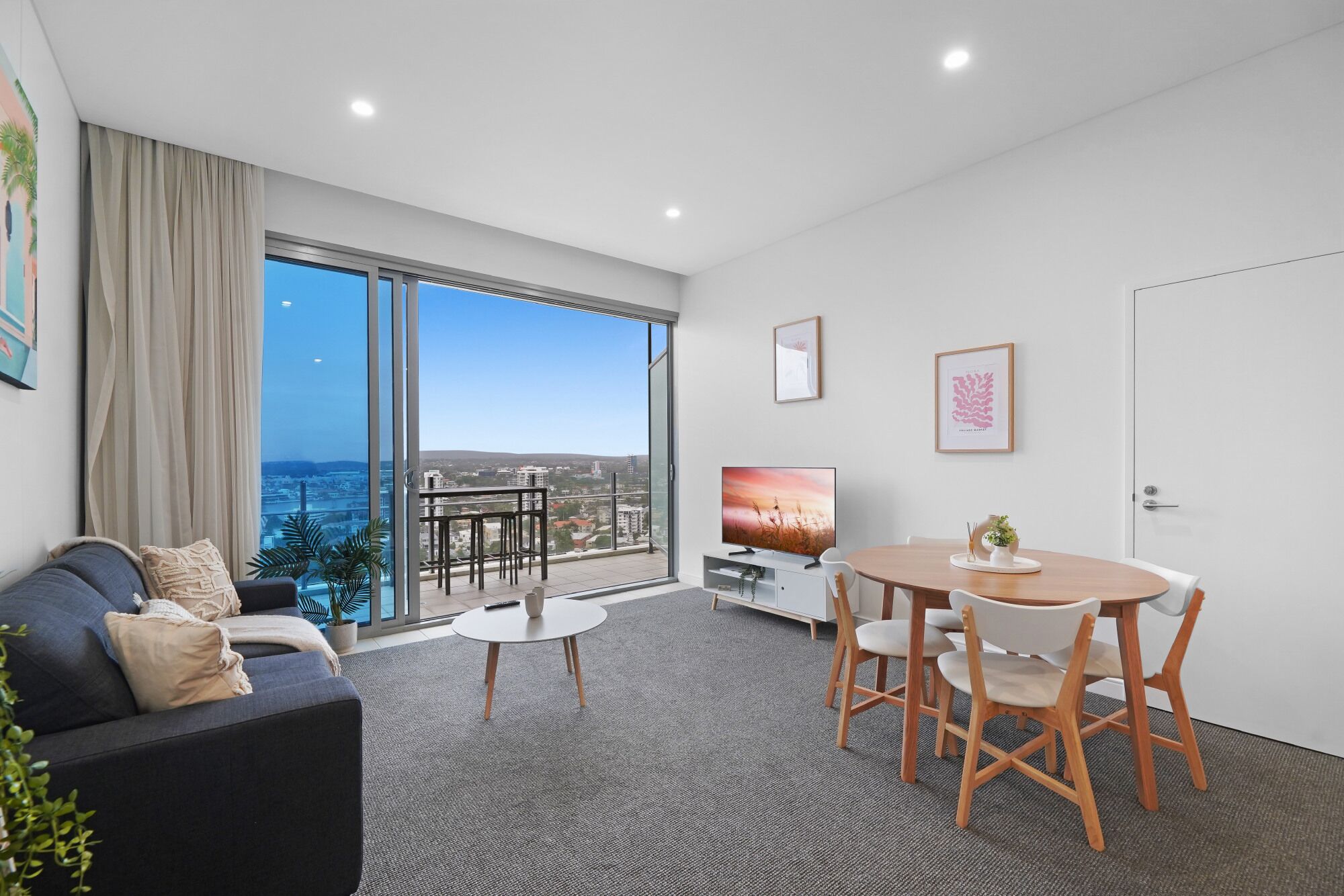 Spacious Top-Floor Apartment in Fantastic Location