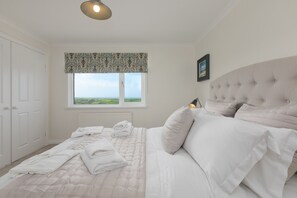 4 habitaciones, decoración personalizada, muebles diferentes y cunas 
