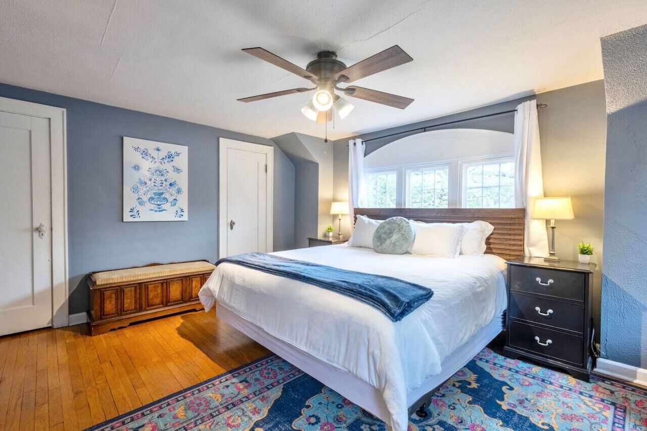 3 bedrooms, desk, iron/ironing board, travel crib