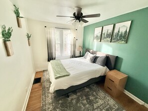 3 habitaciones, escritorio y tabla de planchar con plancha 