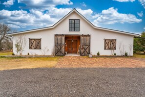 Exterior - Luxury Barnhouse with 🔥HEATED🔥 Pool (Kyle)