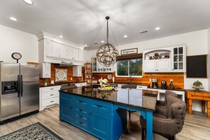 ثلاجة، ميكروويف، فرن، موقد طهي مسطح