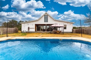 Outdoor pool - Luxury Barnhouse with 🔥HEATED🔥 Pool (Kyle)