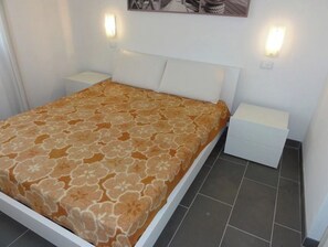 3 bedrooms, in-room safe, bed sheets