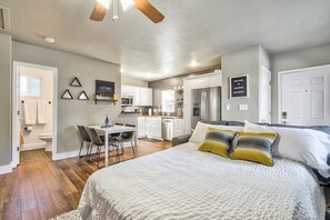 2 sovrum, memory foam-madrasser, skrivbord och strykjärn/strykbräda