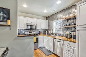 Fridge, microwave, oven, stovetop - Vibrant Watermelon! Hot Tub & King Bed & BBQ! (Colorado Springs)