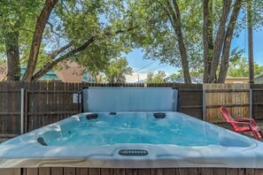 Outdoor spa tub - Vibrant Watermelon! Hot Tub & King Bed & BBQ! (Colorado Springs)