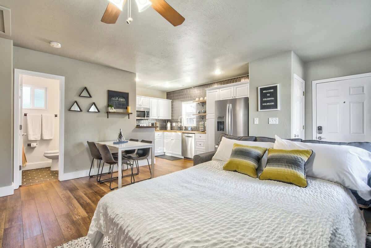 2 soverom, memory foam-senger, skrivebord og strykejern/-brett