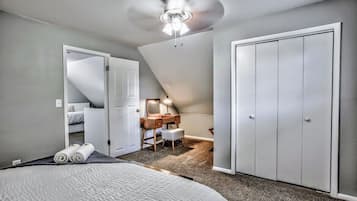 2 habitaciones, escritorio y tabla de planchar con plancha