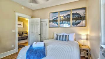 1 Schlafzimmer, Betten mit Memory-Foam-Matratzen, Schreibtisch