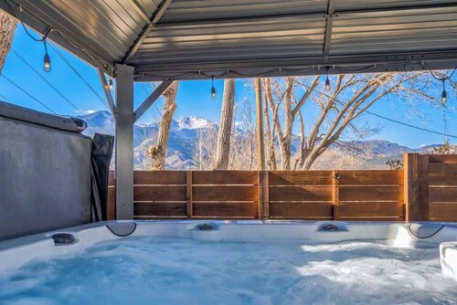 Kings Hideaway! Apartment w/ Hot Tub & Scenic View