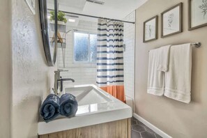Badewanne, Haartrockner, Handtücher, Shampoo