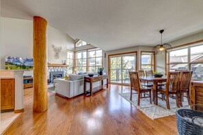 Een televisie en een open haard