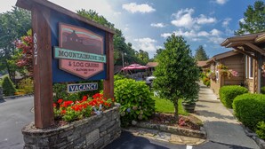 A sign for the Mountainaire Inn & Log Cabins with a 'Vacancy' sign below it. - Queen Bedroom with Loft (Blowing Rock)