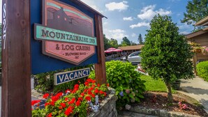 A sign for Mountain Aire Inn & Log Cabins with a vacancy notice. - Queen Cozy Cabin on Main St (Blowing Rock)