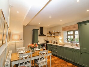 Dishwasher, cookware/dishes/utensils - Oma's Cottage (Moreton-in-Marsh)