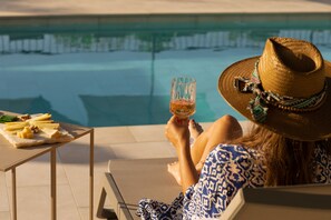 Outdoor pool, pool umbrellas, pool loungers - Hotel Boutique Cigarral de las Mercedes (Toledo)