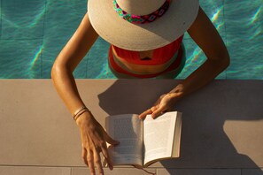 Outdoor pool, pool umbrellas, sun loungers - Hotel Boutique Cigarral de las Mercedes (Toledo)