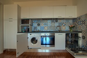 Fridge, microwave, oven, stovetop - Two Bedroom Apartment with Pool, Jacuzzi, A/C, WiFi and Electric Bicycles (Bordighera)