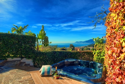 Two Bedroom Apartment with Pool, Jacuzzi, A/C, WiFi and Electric Bicycles