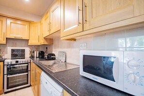 ثلاجة، ميكروويف، فرن، موقد طهي مسطح