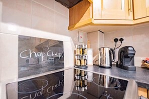 Fridge, microwave, oven, stovetop - Traditional Irish Townhouse in the Galway Dockland (Galway City)