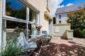 Outdoor dining - Traditional Irish Townhouse in the Galway Dockland (Galway City)