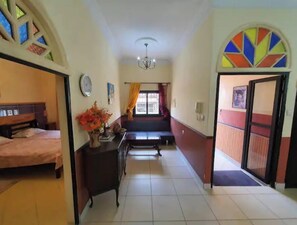 3 habitaciones, escritorio y tabla de planchar con plancha