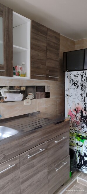 冷蔵庫、電子レンジ、オーブン、コンロ