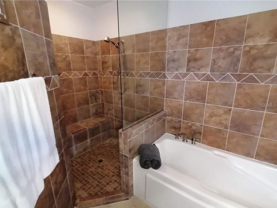 Combined shower/bathtub, hair dryer, towels, soap
