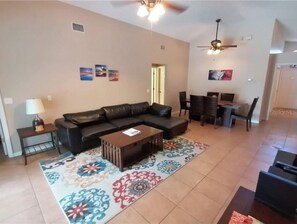 Smart TV - Entire 4 BR Vacation House Near Disney w/ Pool (Clermont)
