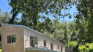 A modern house with a pool, outdoor furniture, and a covered patio area. - Modern Retreat 15 minutes from Healdsburg Square (Healdsburg)