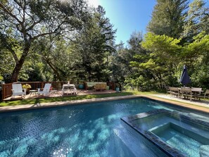 Una piscina al aire libre, una piscina climatizada