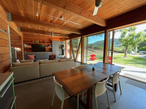 Modern Retreat 15 minutes from Healdsburg Square