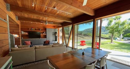 Modern Retreat 15 minutes from Healdsburg Square