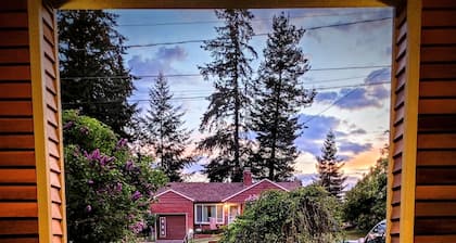North Seattle bungalow with Hot Tub near light rail and I-5.