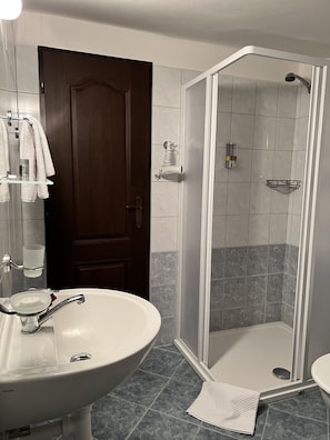 Amenidades de baño gratuitas, secadora de cabello, toallas