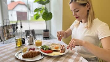 Daily continental breakfast (CZK 200 per person)