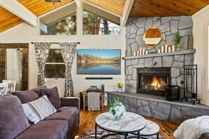 TV, fireplace, video games, DVD player - Moonlight Ridge Cabin + Hot Tub + Views + Pet Friendly (Big Bear Lake)