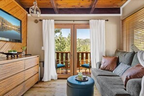 TV, fireplace, video games, DVD player - Moonlight Ridge Cabin + Hot Tub + Views + Pet Friendly (Big Bear Lake)
