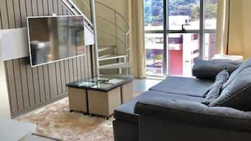 Apartemen | Area keluarga | Smart TV 43-inci dengan saluran TV digital dan TV